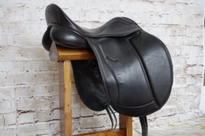 Silhouette Monoflap Dressage 17.5"