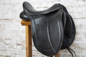 Silhouette Monoflap Dressage 17.5"